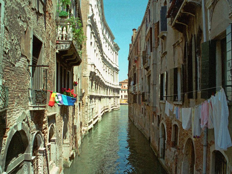 Venedig 2025 Verhaltensregeln: Schwimmen 450 €, Picknick 200 €, oberkörperfrei 250 €. Hier alle Bußgelder, Strafen und Tipps zu den Touristen Regeln Venedig.