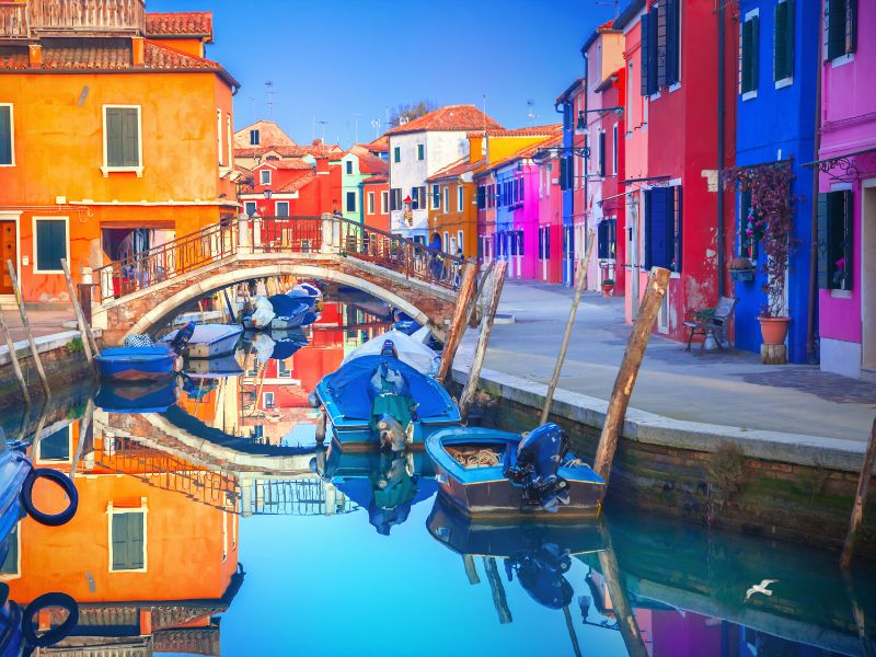 Burano Venedig — bunte Fischerhäuser entlang des Hauptkanals