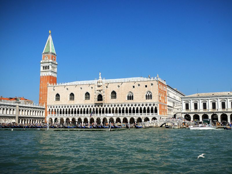 Dogenpalast Venedig — gotische Fassade am Markusplatz