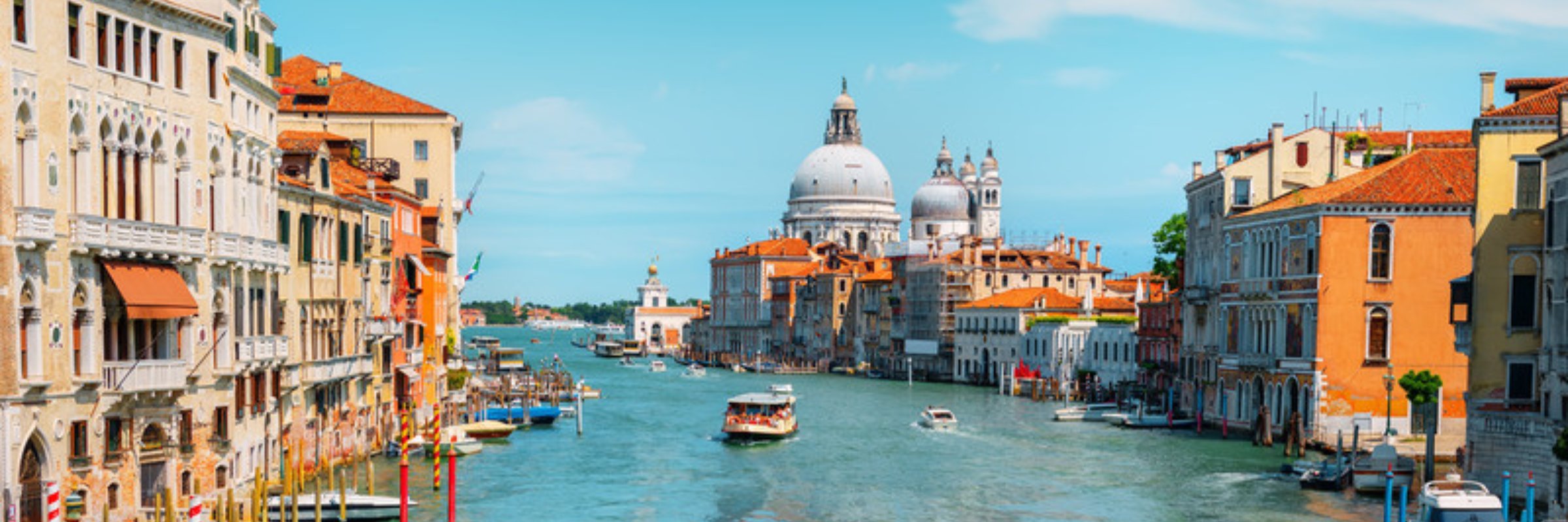 Venedig — Blick auf die Lagunenstadt mit Kanälen und historischer Architektur